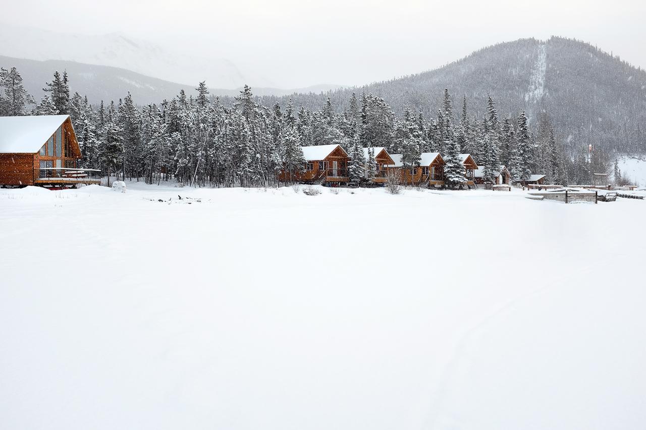 Northern Rockies Lodge Muncho Lake Екстериор снимка