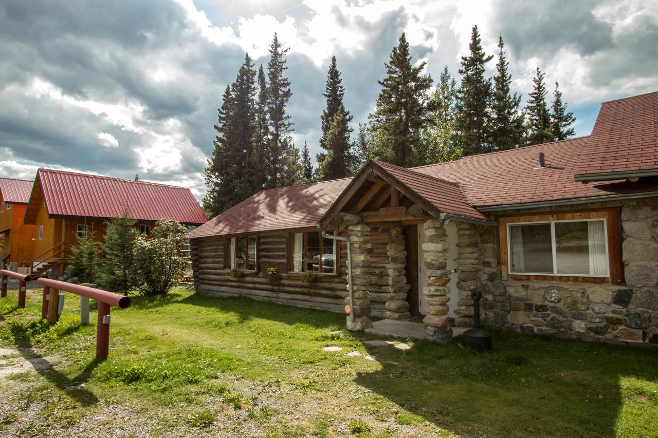 Northern Rockies Lodge Muncho Lake Екстериор снимка