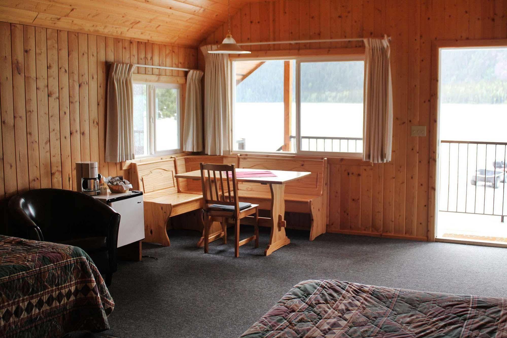 Northern Rockies Lodge Muncho Lake Екстериор снимка